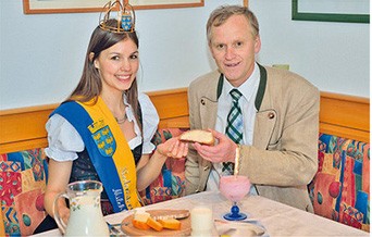 Josef Weber mit der Niederösterreichischen Milchkönigin Katrin I.
